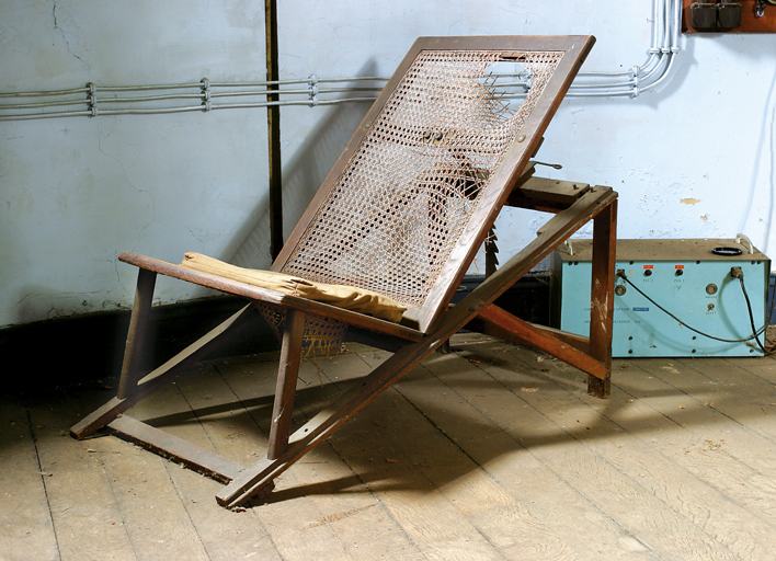 Chaise d'observation cannée présente dans la coupole sud.