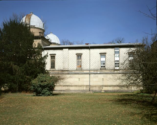 Vue de la façade sud du bâtiment méridien.
