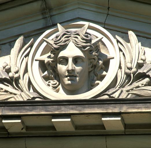 Vue de détail du médaillon du fronton sud représentant l'allégorie du Jour avec décor de palme.