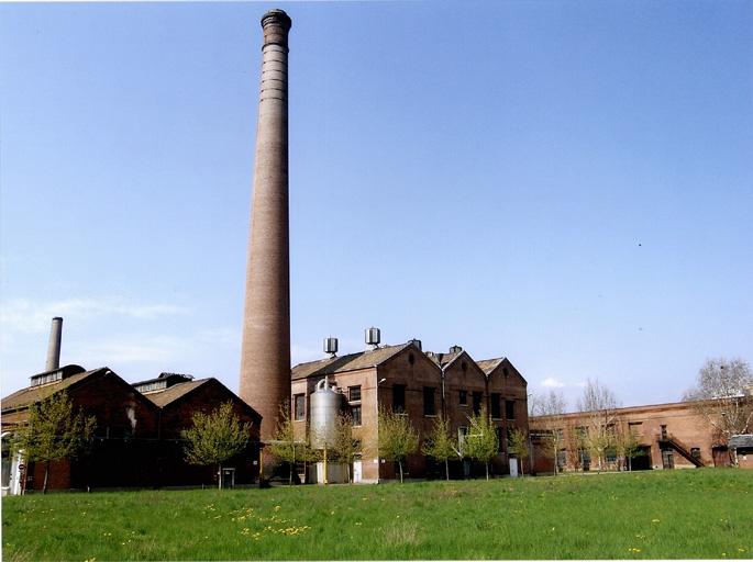 Bât. 38 et 39: à gauche, chaufferie établie en 1906 avec cheminée datée ; à droite, chaufferie reconstruite en 1952 (vue prise depuis l'est).