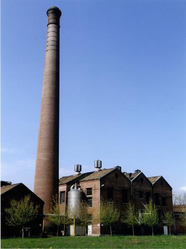 Bât. 39: chaufferie reconstruite en 1952 avoisinant la cheminée datée 1906 (vue prise depuis l'est).