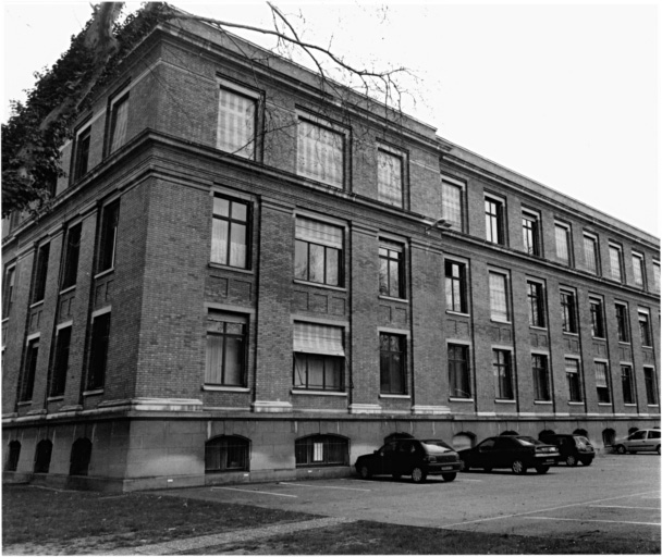 Bât. 118: bureaux commerciaux (1924) vu depuis le sud.