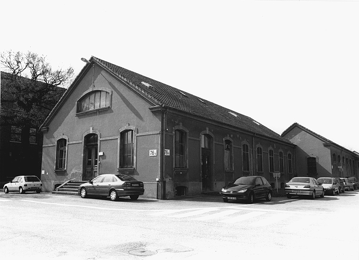 Bât. 76: bureau et corps de garde (1895) accolé au magasin des drogues (angle nord du bâtiment).