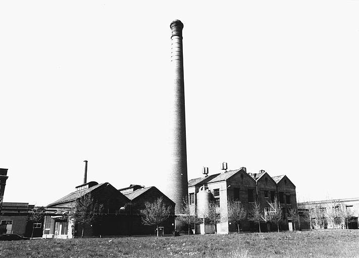 Bât. 38 et 39: chaufferie de 1906 avec cheminée et chaufferie reconstruite en 1952, vues depuis l'est.