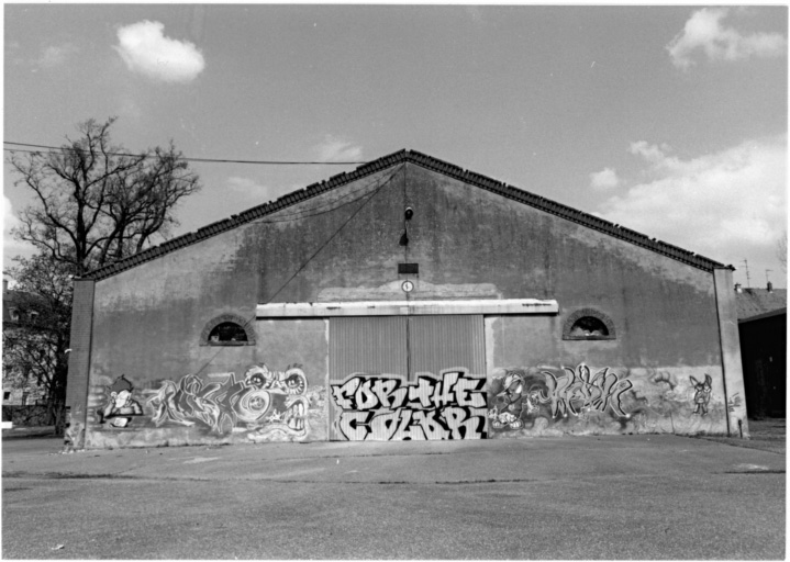 Bât. 1: ancien magasin de coton désaffecté (1879), vu du mur pignon sud-ouest.