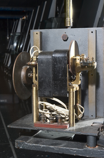 Vue du moteur électrique qui a remplacé le moteur à poids d'horlogerie pour l'entraînement de la lunette.