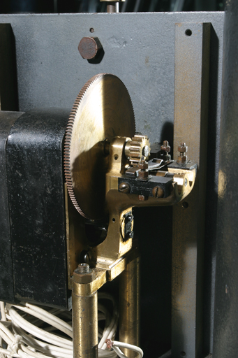 Vue de détail du moteur électrique d'entraînement de la lunette.