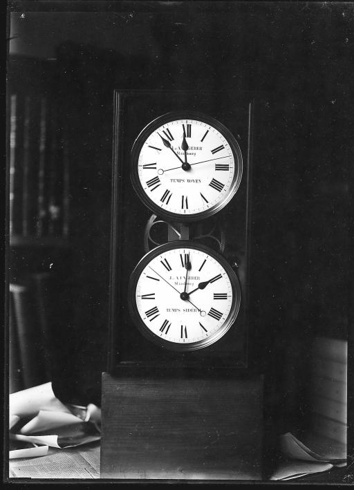 Photographie ancienne de l'horloge électrique double.