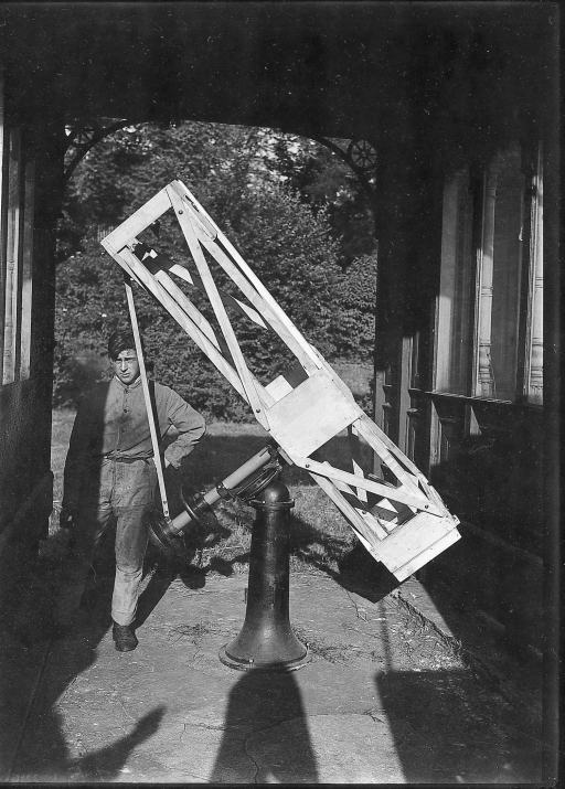 Vue ancienne de la cabane mobile abritant un télescope.