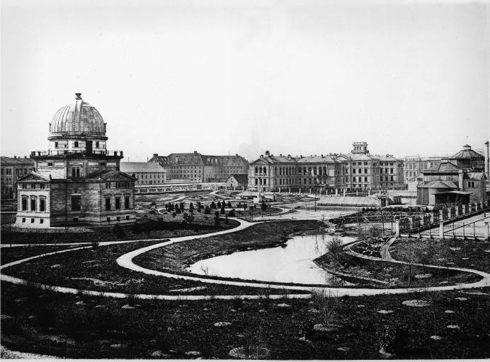 Vue de la grande coupole depuis la jardin botanique (étang au premier plan, serres à droite).