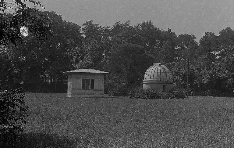 Photographie ancienne de la coupole et de la cabane mobile dans le jardin de l'Observatoire.