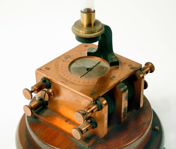 Instrument de mesure de forces électromotrices : galvanomètre de Sauerwald