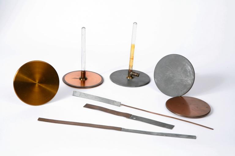 Vue des disques métalliques hors de leur coffret.