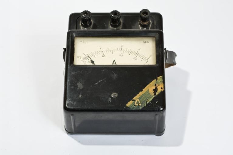 Instrument de mesure de forces électromotrices : ampèremètre AEG