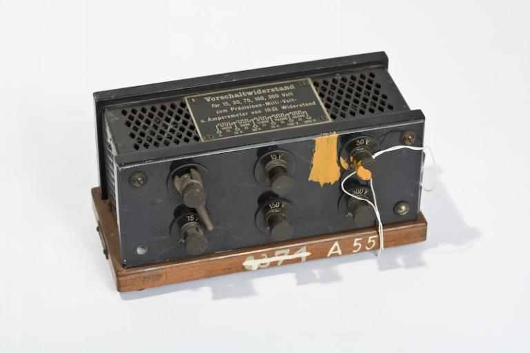 Instrument de mesure de forces électromotrices : boîte de résistance ou de dérivation Siemens & Halske N°1593947