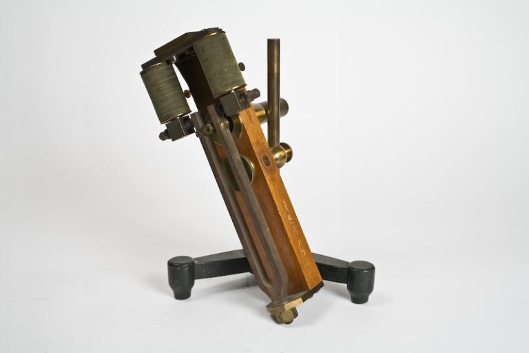 Vue de profil du microscope.