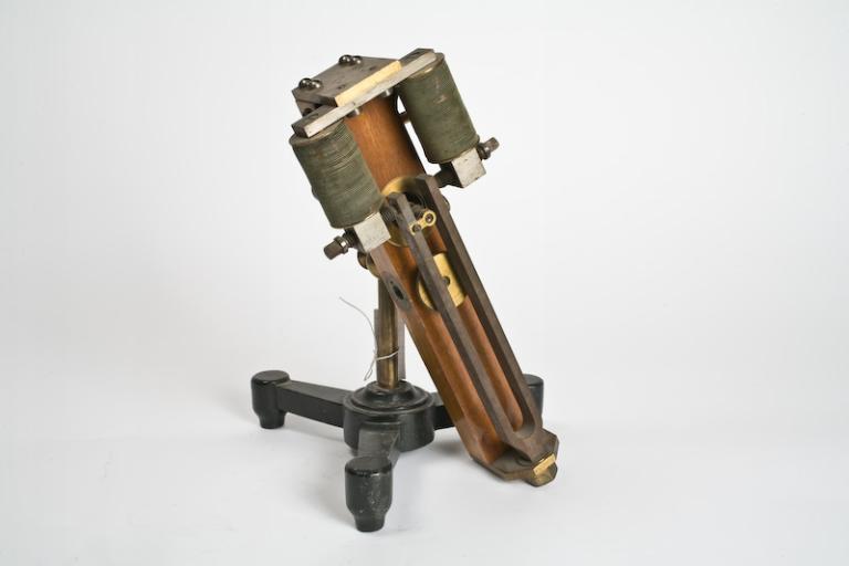 Instrument de mesure des phénomènes ondulatoires mécaniques, instrument d'observation : microscope à vibration d'Helmholtz