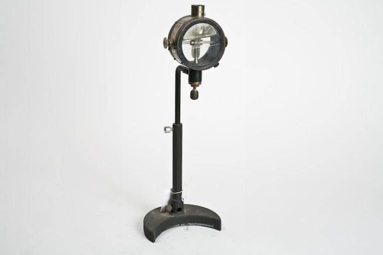 Instrument de mesure des charges électrostatiques : électroscope d'Exner