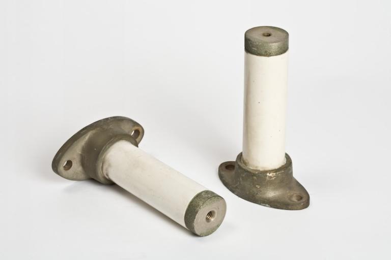 Instruments scientifiques : ensemble de 10 isolateurs