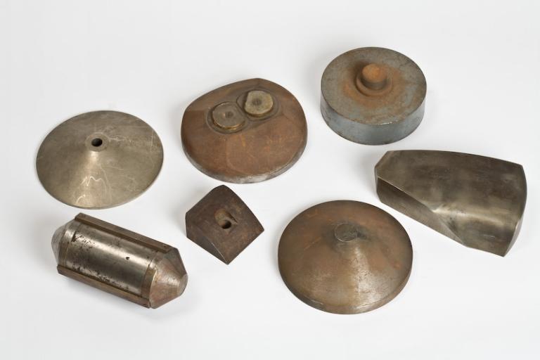 Instrument de démonstration de phénomènes physiques : pièces polaires, aimant, électro-aimant de Weiss
