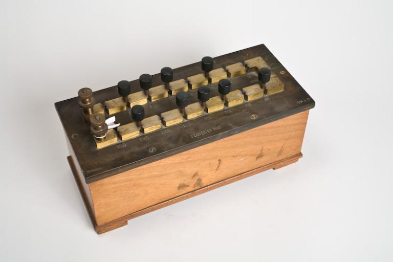 Instrument de mesure de forces électromotrices : boîte de résistances Jules Carpentier N°1594S12