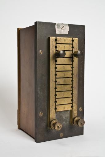 Instrument de mesure de forces électromotrices : boîte de résistances Jules Carpentier No 1568S