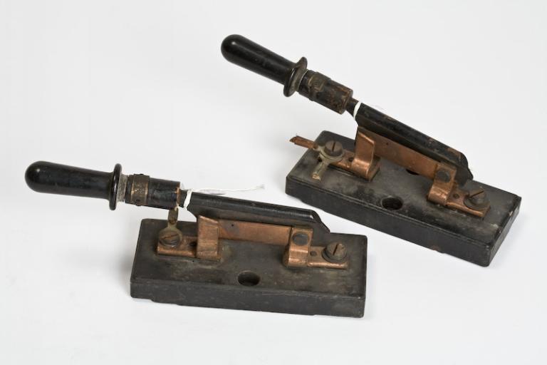 Instrument de préparation : ensemble de deux interrupteurs No 2