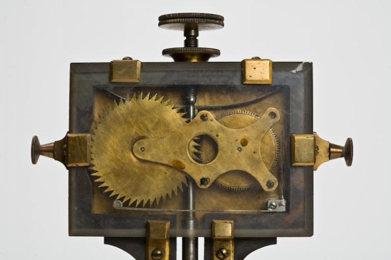 Vue de détail du mécanisme d'horlogerie.
