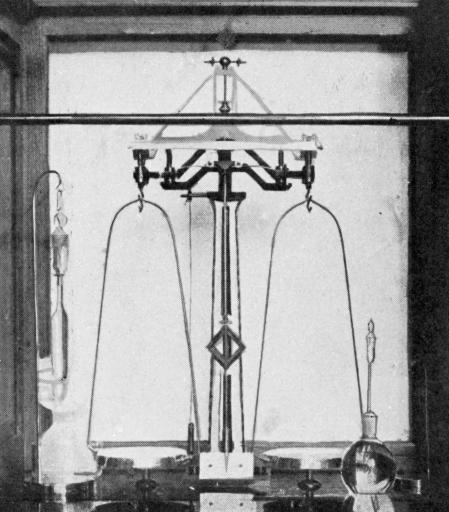 Vue d'une des balances de précision utilisées dans le cadre de travaux pratiques de physique généraleà l'Institut de Physique au milieu des années 1920.
