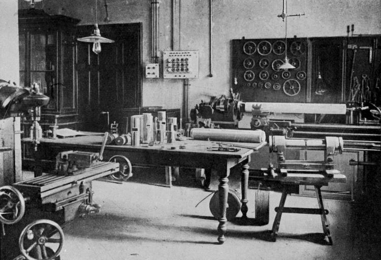 Vue de l'atelier de l'Institut de Physique en 1924 : couvercles d'électrodynamomètres sur la table (au centre).