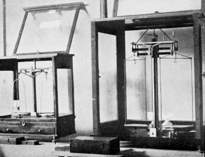 Vue des balances de précision utilisées dans le cadre de travaux pratiques de physique générale à l'Institut de Physique dans le milieu des années 1920.