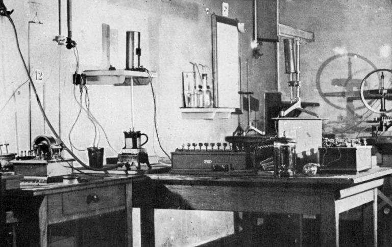 Travaux pratiques de physique générale en 1924 : vue d'un montage pour les mesures de résistances avec, sur l'étagère, un électrodynamomètre ; à gauche, la résistance variable Hartmann & Braun.