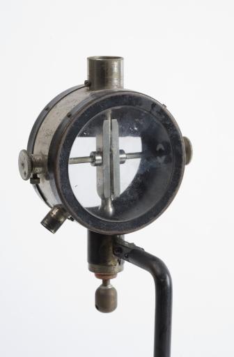 Vue de détail de la partie supérieure de l'électroscope.