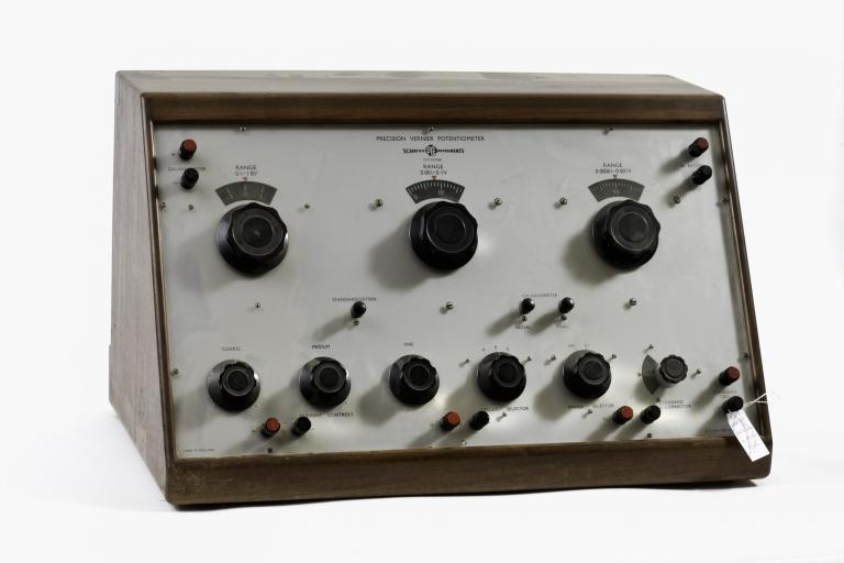 Instrument de mesure de forces électromotrices : potentiomètre de précision W.G. Pye No 26.674