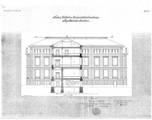 Coupe transversale, suivant l'axe nor-sud, montrant l'intersection entre l'aile ouest et la partie centrale du bâtiment.