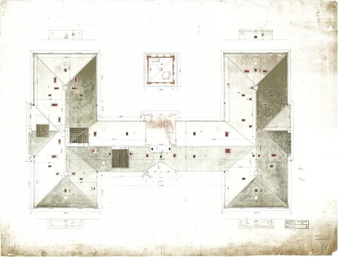 Plan de la toiture : on y voit les différentes cheminées, systèmes d'aération et verrières, notamment sur la partie ouest du bâtiment, au dessus des salles dédiées à l'expérimentation.