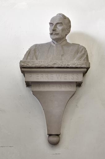 Vestibule de l'aile ouest : vue du buste de Pierre Weiss, sculpté par son collaborateur physicien Robert Forrer (1891-1964).