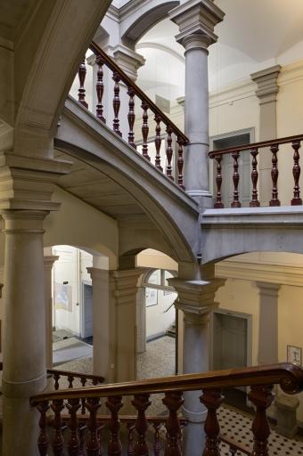 Vue de l'escalier de l'aile ouest.
