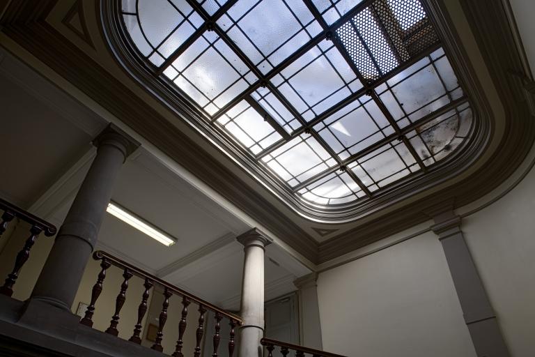 Vue de la verrière surplombant l'escalier de l'aile ouest.