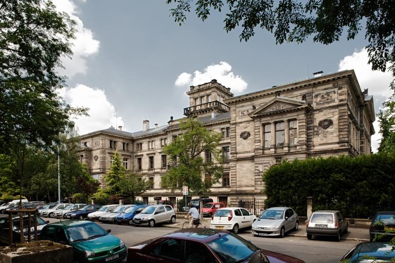 Vue d'ensemble du bâtiment depuis la rue de l'Université.