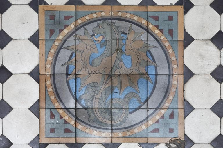 Vue du dallage à motif de dragon, au pied de l'escalier de l'aile ouest.