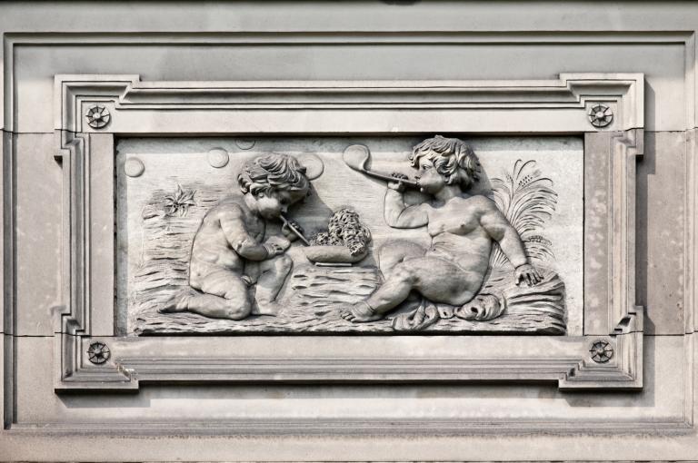 Vue du décor ornant le côté droit du fronton de l'aile ouest, sur la façade sud : allégorie de la maîtrise des éléments de la nature par la physique - la terre-matière (avec la sphère des bulles de savon).
