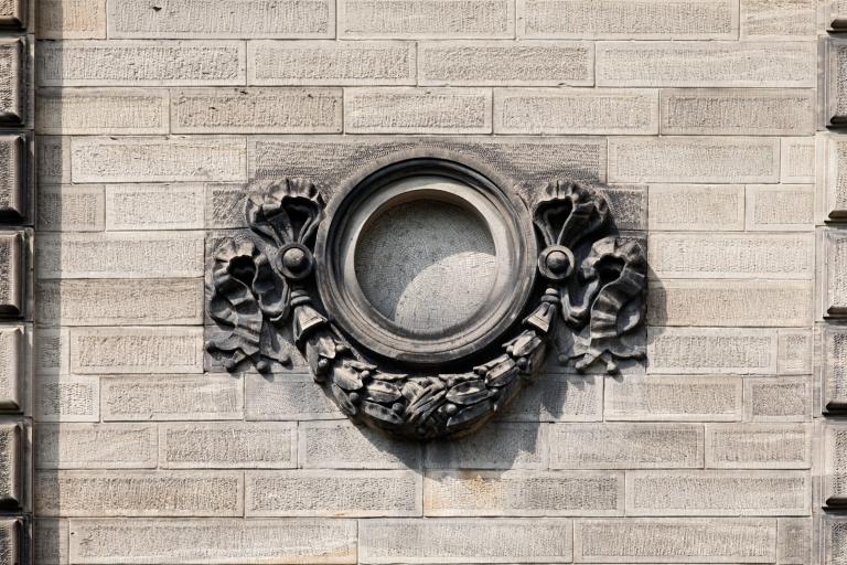 Vue d'un décor sculpté ornant la façade sud.