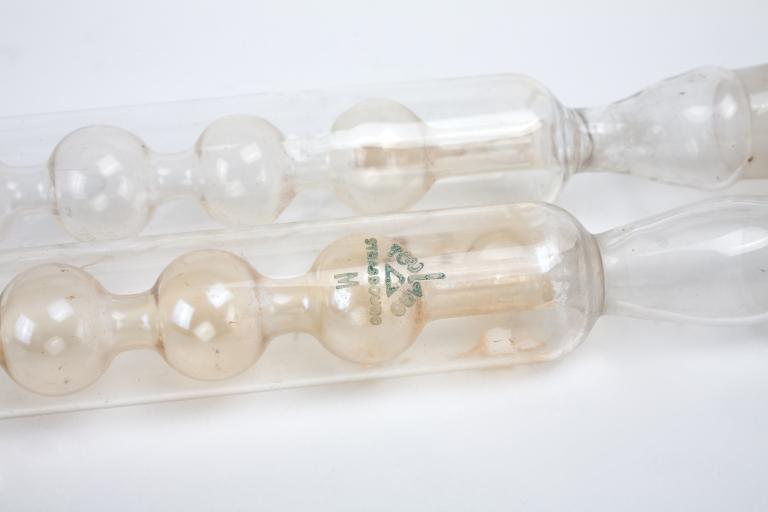 Instruments scientifiques : deux tubes en verre