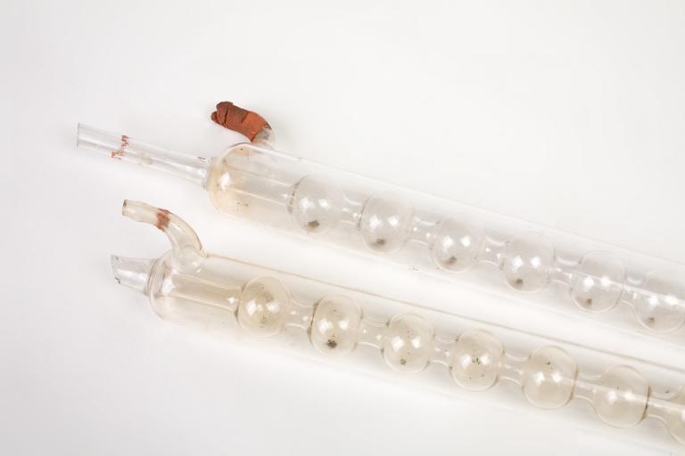 Instruments scientifiques : deux tubes en verre