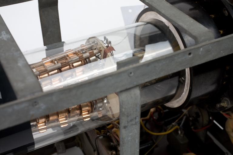 Instrument de mesure des phénomènes ondulatoires électromagnétiques : oscilloscope cathodique Wolff