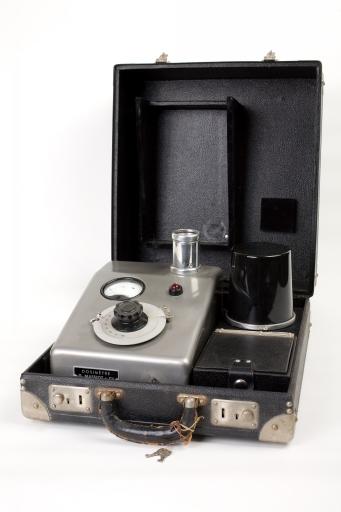 Instrument de mesure électromagnétique : dosimètre Massiot