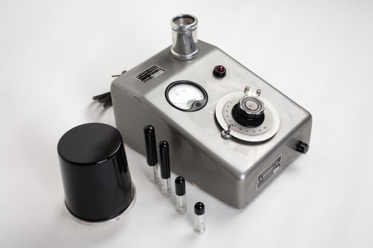 L'instrument et ses accessoires, vus du dessus.