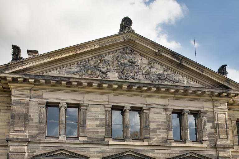 Vue du fronton de l'aile Ouest : allégories des principales disciplines enseignées.