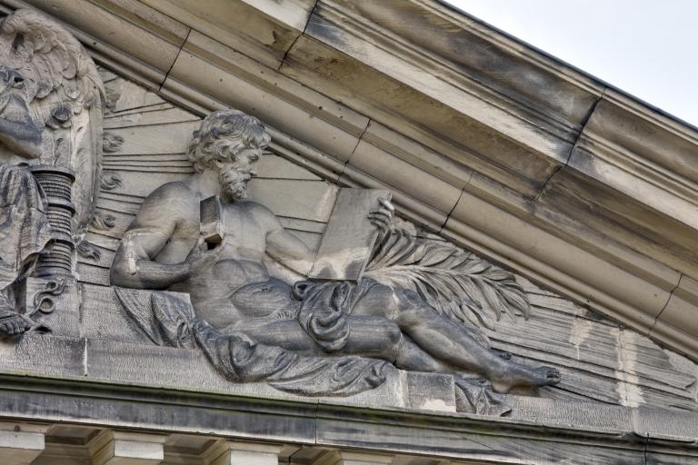 Vue du fronton de l'aile Ouest : allégorie de l'optique.